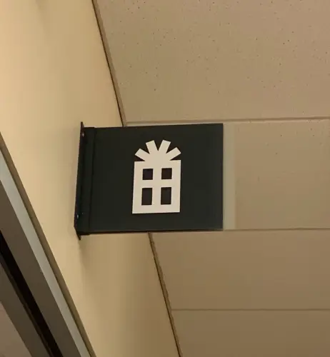 下の看板に載っている漢字はどう読みますか どういう意味ですか 今日 アメリカの病院に行った時 下の看板を見かけて ええ この漢字知らない 簡単な形だけど 見たことがないな なんでこの漢字を知らないんだろう 前に勉強したかな なんで覚えてない