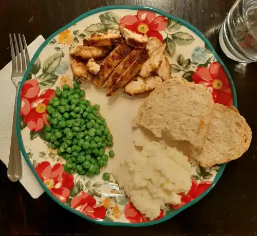Last Night S Dinner Chicken Peas Mashed Potatoes And Sourdough Bread It Was Good I Actually Really Like Peas Lol I M Not A Big Fan Of Kailie カイリ S Moment On Hellotalk